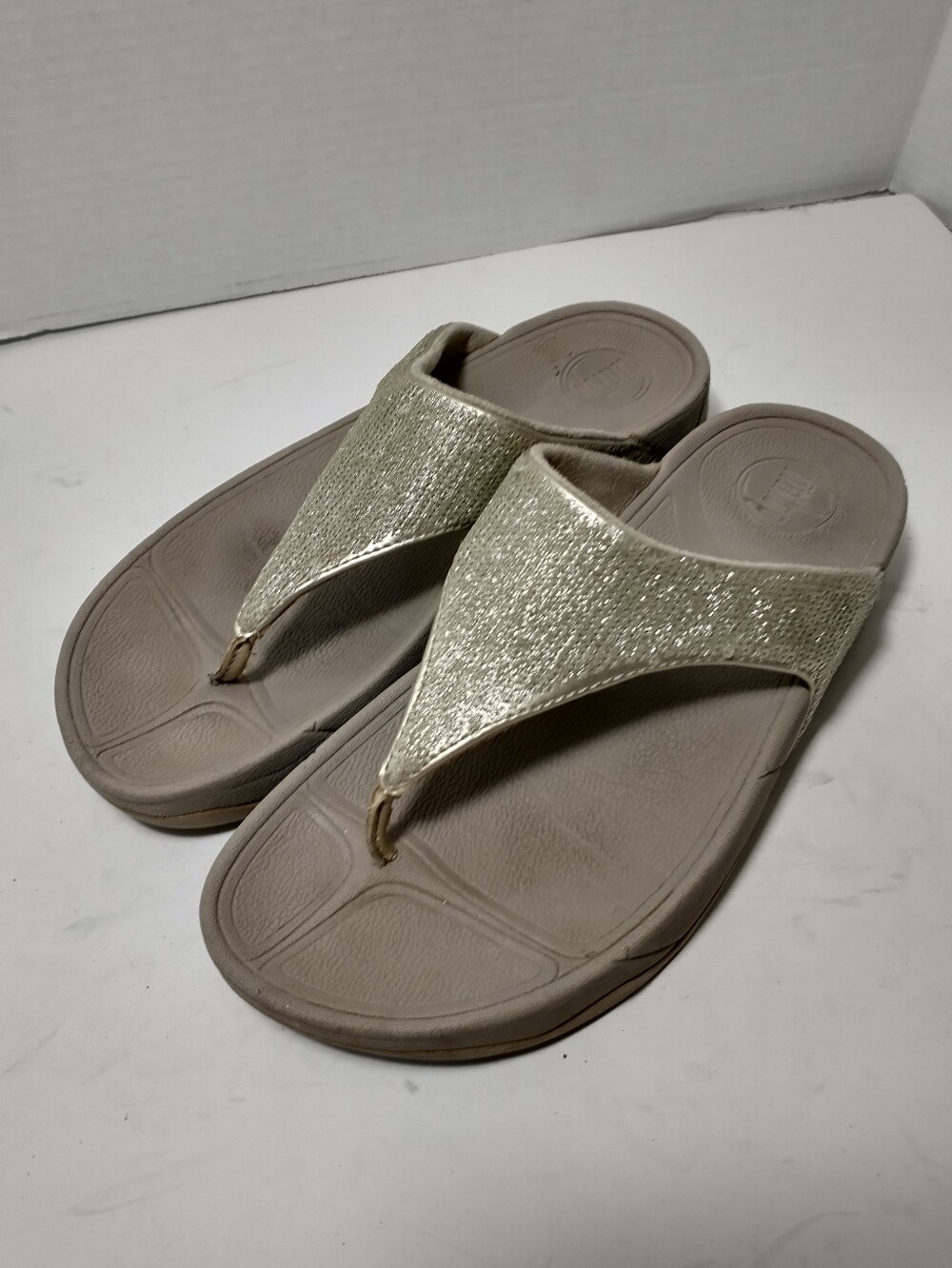 FitFlop Women's‎ Glitter Thong Sandals Flip Flop, Champagne,  Size 7, Supportive
